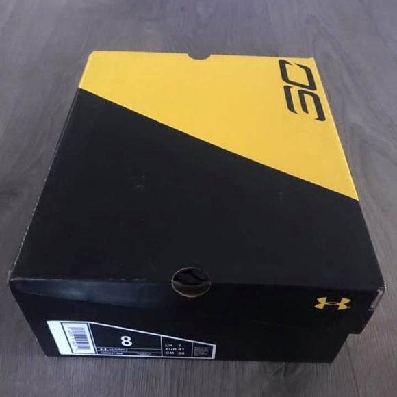 [MEN] UNDER ARMOUR (Size 8) Curry 2 Batman Black Yellow - Picture 3 of 3